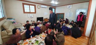 창원시 대산면 자원봉사회, 지역 어르신 초청 경로잔치 베풀어