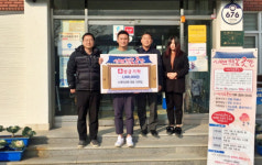 남해 펜션 전권일 대표 성금 100만원 기탁