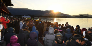 [포토뉴스] 창원 진해루 해돋이 인파