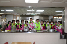 농협 창원시지부, 무료급식소서 떡국나눔