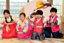 [포토뉴스] 세배 예절 배우는 아이들