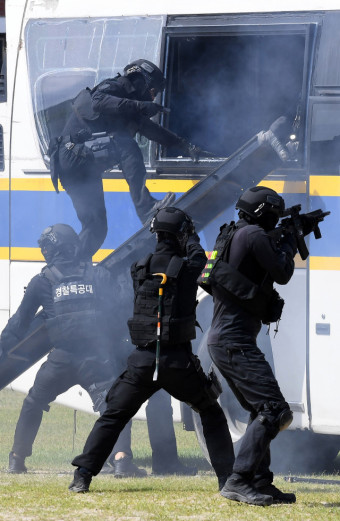 [포토뉴스] 경찰특공대 테러 진압작전