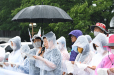 “아이들 학원 못보낼 때 가슴 찢어졌죠”