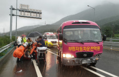 창원 진북면서 운전학원 버스 가드레일 충격… 5명 중경상