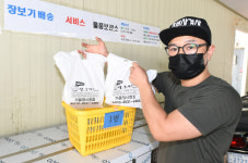 확진자 방문 후 손님 ‘뚝’… 온라인 장보기서 ‘희망 찾기’
