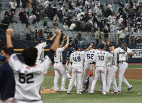 한국시리즈 우승 성큼 다가선 NC, 두산 5-3으로 제압