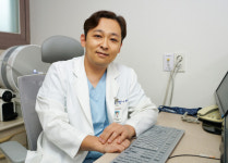 [의료칼럼] 고령환자 부담 덜어주는 척추수술법 ‘ExTLIF’