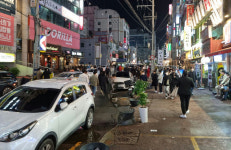 핼러윈 데이 중심가 북적… ‘턱스크 활보’ 코로나 감염 우려