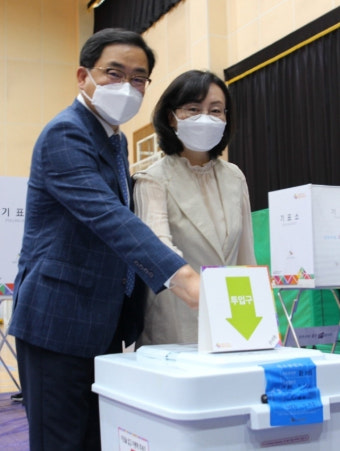 허성무-홍남표 창원시장 후보 사전투표