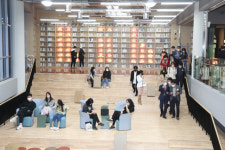 [새단장한 ‘창원도서관’ 둘러보니] 로봇이 책 읽어주는 ‘미래도서관’서 공연·체험·휴식까지