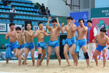 김해 신어중, 단체전 첫 ‘금 샅바’