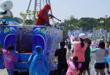 “로봇랜드서 무더위 날려요”