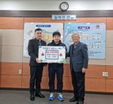 성원주유소 윤형철 대표, 함안군 칠북면에 이웃돕기 성금 100만원 기탁