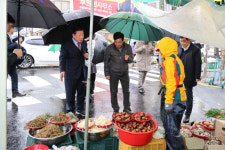 조근제 함안군수, 가야전통시장 민생행보 나서