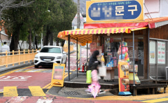 “학생 발길 뚝”… 사라지는 학교 앞 문구점