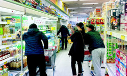치솟는 물가에 군(軍) 쇼핑타운 찾는 창원시민들