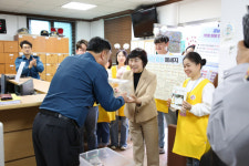 신천지자원봉사단 창원지부, ‘핑크보자기’ 전달