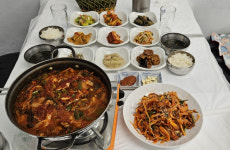 [주말ON 옥영숙의 내돈내산 시인의 한끼] (7) 남해 ‘공주식당’ 멸치회무침과 ‘詩&Sea 카페’