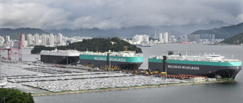 [포토뉴스] 줄이은 가포신항 차량선적