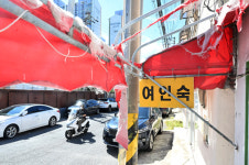‘폐쇄 3년’ 마산 서성동 성매매 집결지 흉물로 방치