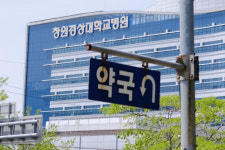 병원서 약국까지 650m 오르막길… 5년째 접근성 해결 안돼