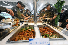 군장병 입맛 사로잡은 ‘경남 수산물’