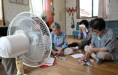 전기세 무서워… 에어컨 못 틀고 더위와 사투