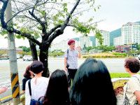 독자와 함께, 진해 골목길 거닐며 책 속으로