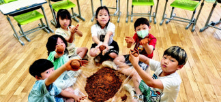 [람사르초록기자세상] EM 흙공으로 깨끗한 하천 만들기 앞장