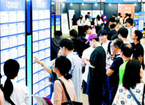 청년은 일자리 찾아 떠나고 중년은 노후 보내려 돌아온다