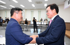 아큐포인트합포구;진해구;회원구지사 | 18개 시군 중 15곳 현직 지사 택했다