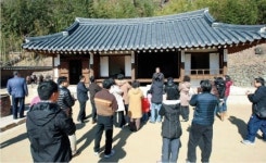 발굴취재 - “빛과 그림자가 요동하는 그 속에 나의 피부가 들어 있다”