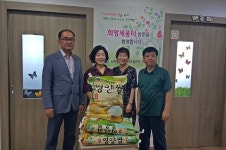 안양 호계3동 박효애 작은도서관 운영위원장, 복지시설에 쌀과 수박 기탁