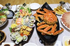 제철을 맞은 대방어와 킹크랩, 해산물 서비스로 발길 이끄는 소래포구 종합어시장 서천수산