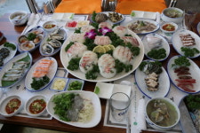 오이도 맛집 우정횟집, 시흥시 지정 우수 모범 음식점 1호에 빛나는 풍성한 서비스 눈길