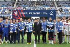 최창환 장수돌침대 회장, 울산HD 5번째 우승 시축 행사 참여