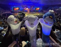 팬덤 문화 상징부터 탄핵 시위까지…응원봉의 빛나는 역사