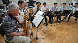 중년신사와 색소폰…이웃에게 사랑의 하모니 선사