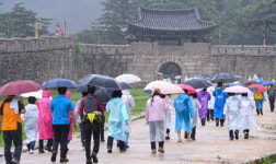 전국서 온 2000명 빗속 문경새재 정취 만끽