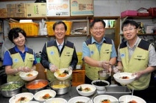 무료급식소 ‘밥퍼 봉사’ 8년째