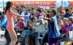 장 보고 스트레스도 풀고, 아줌마들 신났다