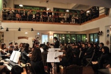 작은 카페서 울려퍼진 오케스트라의 큰 선율