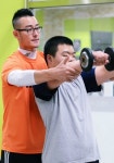 형편 어려운 학생에 체력단련 재능 기부