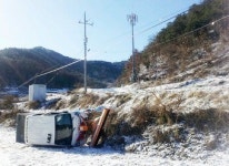 안동서 제설작업 차량 전복…4명 부상