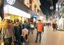 줄서는 불金화土…로데오골목 가보니…