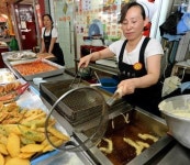 ‘찜통 주방’에서도…‘프라이팬 도로’에서도…폭염과 싸우는 사람들