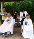 산이봉 봉사단 “삼복 더위 어르신 위해 시원하게 머리 손질”