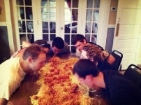 설거지 안 하는 가족 식탁 위에 스파게티를 부어놓고 뭘 하는 거지?