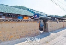 [酒유천하-경북의 술을 찾아서 .7] 85년을 옛 한옥서 옛 방식으로 일일이 손으로 빚다, 청도 ‘동곡막걸리’