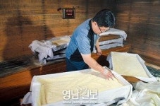 [酒유천하-경북의 술을 찾아서 .7] 85년을 옛 한옥서 옛 방식으로 일일이 손으로 빚다, 청도 ‘동곡막걸리’
